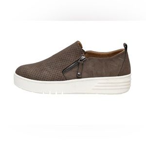 Cushionaire shoes/ sneaker size NEW!!